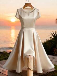 GlowEve Robe mini à manches courtes en crêpe de couleur champagne, design Top de gamme avec encolure en V, décoration de perles bulles à la taille. Élégante et sophistiquée pour la Saint-Valentin, Pâques, la Fête du Travail, les anniversaires, les rendez-vous, les fêtes, les occasions formelles, la tenue d'enseignant, les voyages, le printemps/l'été - Champagne - Voir 1