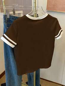 女士及少女短袖T恤，白色条纹印花搭配棕色小熊英文图案，休闲百搭，适合春、夏、秋季穿着，修身版型，经典条纹设计，白棕配色，适合女孩及女性。 - 彩色 - 查看 3