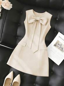 SHEIN Franclia 纯色圆领修身前蝴蝶结无袖女式连衣裙 - 杏色 - 查看 1