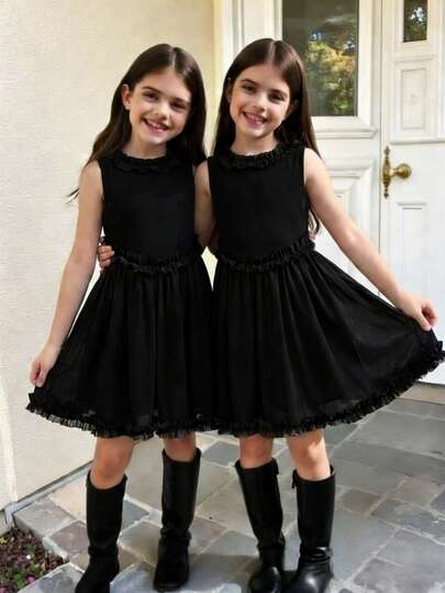 1 chiếc đầm dài tay bằng nylon mềm mại, dễ thương và năng động dành cho bé gái, thích hợp cho các hoạt động ở trường, họp mặt gia đình và các dịp lễ hội.