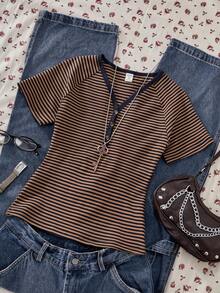 Sparklyn 复古欧美Y2K风格条纹短袖T恤，少女新款夏季款式，V领，纽扣开襟，插肩袖，修身版型，街头休闲风 - 彩色 - 查看 3