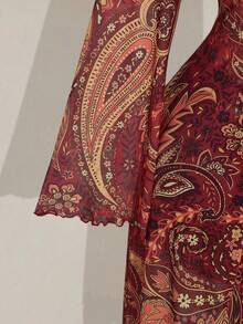 Enliva Blusa de estilo retro bohemio y sexy para vacaciones y festivales de música, de talla grande. Blusa roja con estampado de paisley, lazo delantero y mangas acampanadas de malla transparente en escote en V. Blusa de invierno para siluetas redondeadas y en forma de manzana. - Rojo - Ver 3