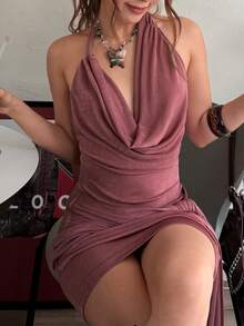 Rina Fox Vestido mini sexy ajustado con cadena circular halter y bajo asimétrico en color lavanda - Púrpura malva - Ver 1