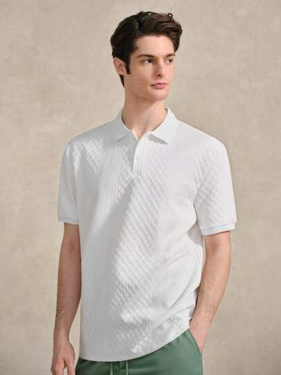 Courvante 男士休闲日常风，INS 搭配卡其色短袖 Polo 衫，几何纹理提花针织面料，搭配纽扣门襟，尽显时尚格调和法式休闲浪漫。无论是夏威夷海滩度假、音乐节还是日常穿着，都是完美之选，也是送给男友或丈夫的绝佳礼物。四季皆宜，尤其适合春夏两季。男士高级提花图案 Polo 衫，送给男友、丈夫的理想礼物，度假/派对穿着之选。Tenniscore