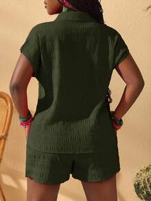 Slaydiva 新款休闲度假宽松纹理面料纽扣衬衫和打结短裤套装，夏季 - 軍綠色 - 查看 2
