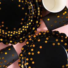 黑色底金色圆点花瓣一次性餐盘、餐巾纸和杯子套装，可供20位客人使用。这款一次性派对用品套装（包括餐盘、餐巾纸和杯子）非常适合生日派对、婚礼和家庭野餐。 - 查看 6