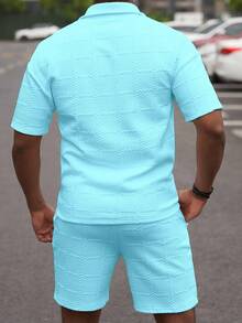 Manfinity Homme 男士淺藍色夏季休閒度假紋理短袖 Polo 衫與短褲 2 件套，海灘穿搭兩件式不對稱套裝 - 水鴨藍 - 查看 2
