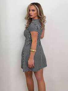 Jeta Ari 欧美风格短袖派对礼服，收腰，修身设计，独特的公主裙配仿口袋，随意千鸟格花卉图案 - 黑與白 - 查看 2