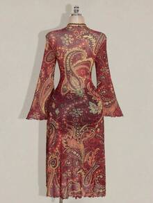 Enliva Blusa de estilo retro bohemio y sexy para vacaciones y festivales de música, de talla grande. Blusa roja con estampado de paisley, lazo delantero y mangas acampanadas de malla transparente en escote en V. Blusa de invierno para siluetas redondeadas y en forma de manzana. - Rojo - Ver 5