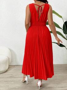 SHEIN Clasi 大码纯色无袖露背系带褶皱镂空长连衣裙女装 - 紅色 - 查看 2