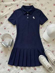 SHEIN 少女藏蓝色 Polo 领刺绣褶裥下摆休闲连衣裙，校服款式 - 藍色 - 查看 3