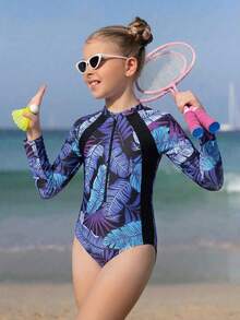 SHEIN 随机印花女童连体泳衣，夏季新品。黑色纯色拼接度假风，采用黑白棕榈树图案面料，贴身设计凸显身材，风格独特。黑白极简都市风，适合女孩度假、海滩、游泳、水上乐园等场合穿着。长袖拉链设计，方便穿脱，更好地保护皮肤。也适合冲浪。 - 彩色 - 查看 9