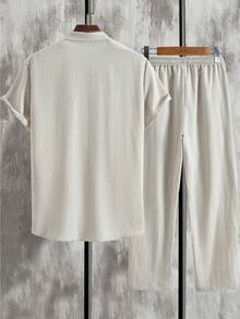 Manfinity Homme Conjunto casual de 2 piezas para hombre con camisa de manga corta de botones de unicolor y pantalones largos con cordón en la cintura - Gris Claro - Ver 2