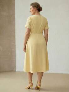 MOTF PREMIUM 大码女式激光切割刺绣花卉搭扣腰带中长连衣裙，春夏款 - 淡黃色 - 查看 2