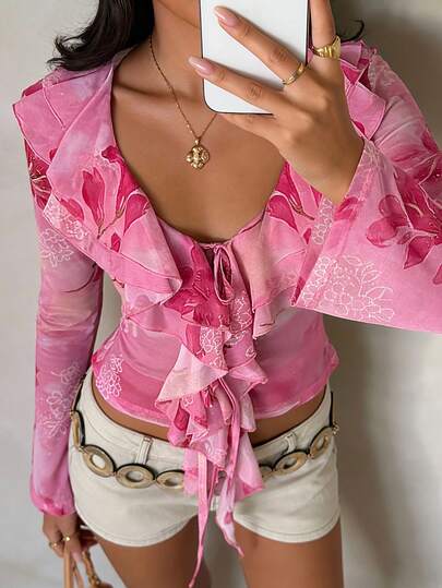 SHEIN Glamour 法式复古针织紫红色系带V领喇叭袖碎花女式薄款外套，适合日常出行、朋友聚会、音乐节、派对等场合。单穿搭配牛仔裤/裙子，打造甜美性感造型；或叠穿西装外套/开衫，打造时尚通勤风——碎花剪裁