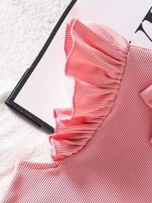 Cet ensemble se compose de deux pièces pour filles : un Top court et ajusté avec un col rond, des manches volantées et une décoration de nœud au col, le nœud étant orné de perles ; ainsi que des pantalons ajustés et évasés avec des décorations de perles aux ourlets. Idéal pour le port décontracté au quotidien en été. - Rose bonbon - Voir 6