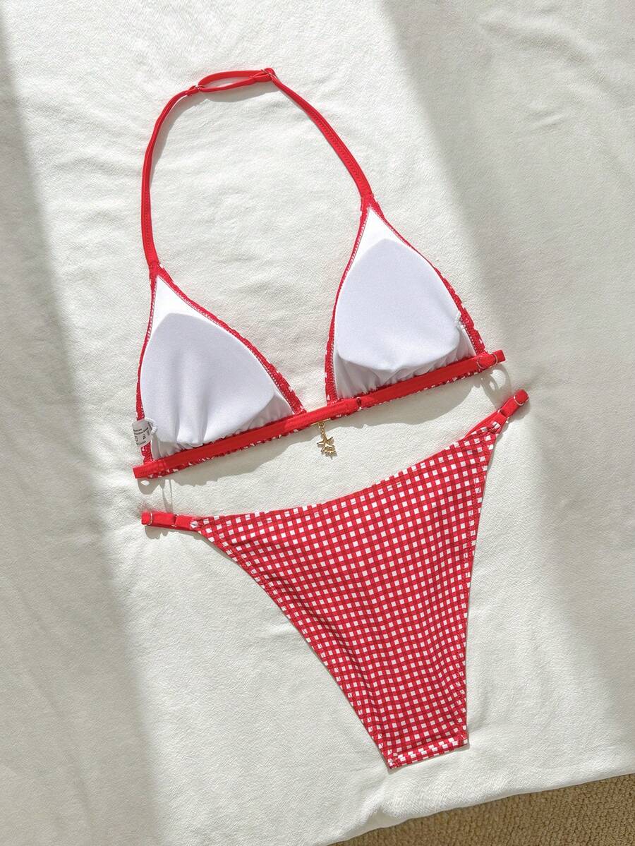 SHEIN Conjunto de bikini de tirantes con estampado de cuadros rojos y blancos, decoración de metal en el cuello, para adolescentes. Atuendo casual/resort/playa de verano - Rojo y blanco - Ver 1