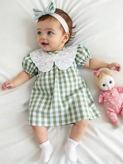 SHEIN 夏季新款女宝宝绿色格纹泡泡袖短袖拼接白色蕾丝边圆领宽松连衣裙。后背纽扣开合，方便穿脱。简约、温柔、甜美可爱，适合户外玩耍和拍照。