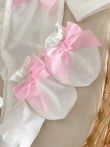 新生女宝宝礼盒套装，包含蝴蝶结皇冠印花长袖连体衣、手套和帽子，共3件套 - 白色 - 查看 9