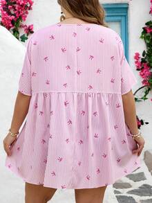 SHEIN CURVE+ Curve 尺码 US22 音乐节、海滨度假、波西米亚风女士蝴蝶结条纹圆领短袖印花休闲上衣，适合日常穿着，波西米亚风格/波西米亚风，假日、度假、夏季海滩、婚礼宾客、休闲夏季衬衫 - 粉色 - 查看 3