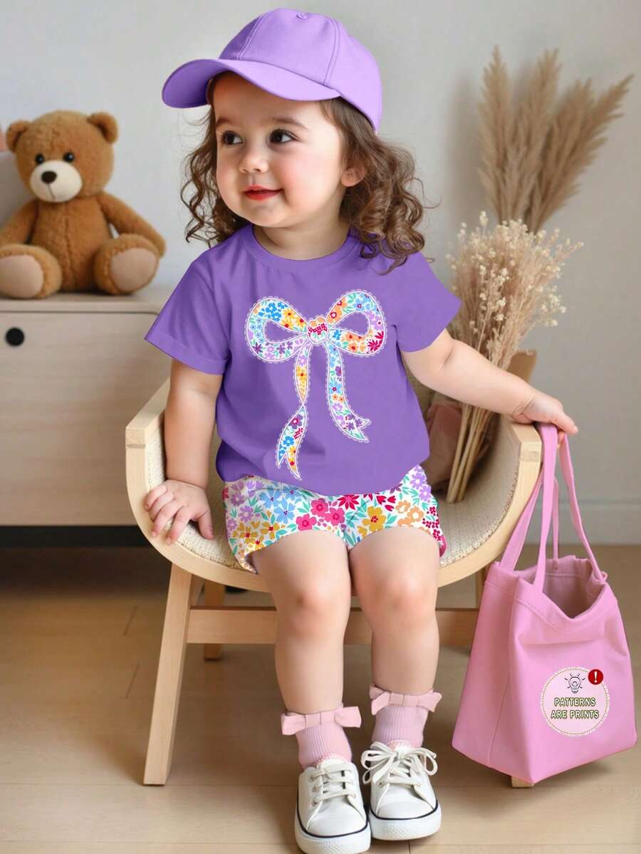 SHEIN 女婴休闲可爱甜美芭蕾舞蝴蝶结装饰,碎花紫色圆领短袖T恤和打底裤套装,适合春夏日常穿着、姐妹装、度假、Y2K风格 - 彩色 - 查看 1
