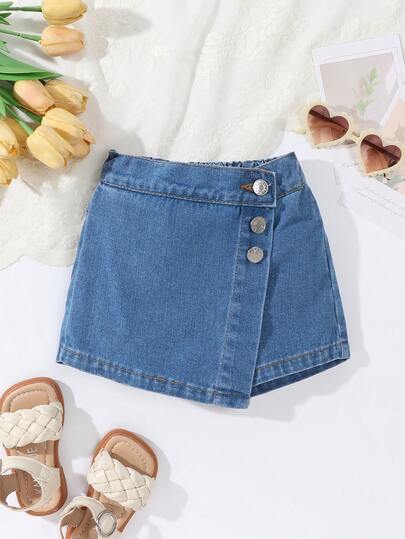 Bộ 2 món quần short và chân váy denim cho bé gái, hàng mới về mùa hè, kiểu dáng dễ thương thường ngày, denim xanh trung bình, thích hợp cho kỳ nghỉ hè, thiết kế chân váy - quần short không đối xứng, trang trí 3 nút, eo chun, họa tiết nơ, dáng rộng thoải mái, chất liệu denim cotton mềm mại, dễ phối với áo thun hàng ngày, phù hợp cho kỳ nghỉ hè, đi chơi hàng ngày, tụ họp, quần short denim mùa hè mới về cho bé gái.