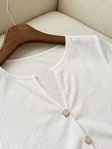 Franclia 女士纯白色休闲圆领开衩修身短袖纽扣装饰T恤，适合日常穿着，白色上衣，通勤，夏季 - 白色 - 查看 4