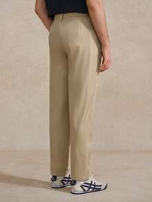 Courvante Quần tây nam màu trơn dáng rộng có túi, thích hợp mặc đi làm, màu be. Quần tây nam cạp cao xếp ly, màu kaki, kem. Phù hợp cho phong cách cổ điển, thường ngày, cuối tuần, hoạt động ngoài trời, du lịch, môi trường làm việc thoải mái hoặc các dịp bán trang trọng. Thích hợp làm quà tặng cho bạn trai/chồng, quà kỷ niệm, quà cưới, quà tennis, quà golf, quà Ngày của Cha. - Màu Khaki - Xem 2