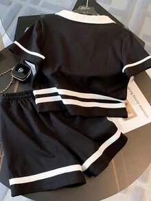 Conjunto de top de manga corta con cuello polo y pantalones cortos con contraste de logo negro y blanco de moda casual para mujer - Negro 2 - Ver 2