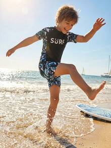 SHEIN 2 件套青少年男童休闲百搭印花图案圆领套头短袖泳衣和泳裤套装 - 彩色 - 查看 4