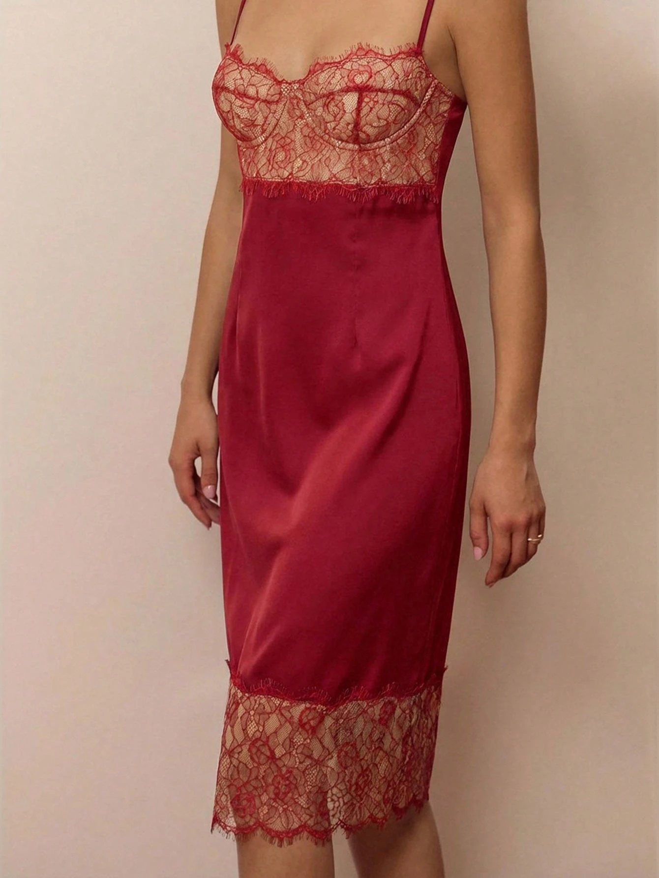 Vestido Midi de Cetim Vermelho e Renda com Bainha de Renda, Visual Elegante para Festa