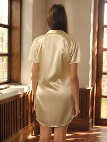 1 pièce Robe de nuit en satin couleur champagne pour femme, robe droite élégante à manches courtes, col châle, boutonnage devant, décontractée et ample, élégante et charmante, ourlet rond, tenue d'intérieur, mini-robe pour le printemps/été - Champagne - Voir 2