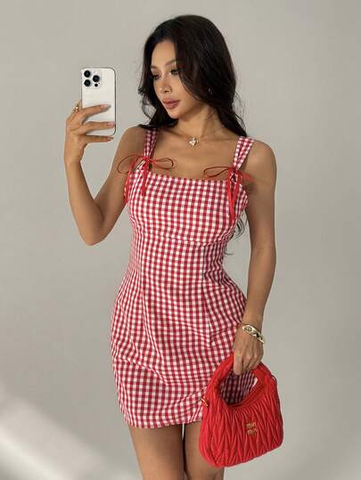 SHEIN PETITE Đầm hai dây mini kẻ caro đỏ trắng dễ thương kiểu Y2K cho bé gái, thích hợp mặc đi concert, dự tiệc, lễ tốt nghiệp, đầm tốt nghiệp cho nữ, đầm đi học.