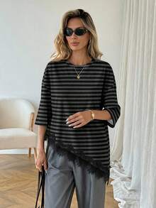 SHEIN LUNE 女士优雅黑色T恤，饰以黑灰条纹印花和蕾丝不对称下摆——春夏度假风，完美适用于海滩、邮轮、约会、派对、办公室、音乐节、西部风情节、春假、海岛女孩复古海滨风、浪漫度假氛围、婚礼宾客、城市旅行和优雅假日装扮。 - 彩色 - 查看 3
