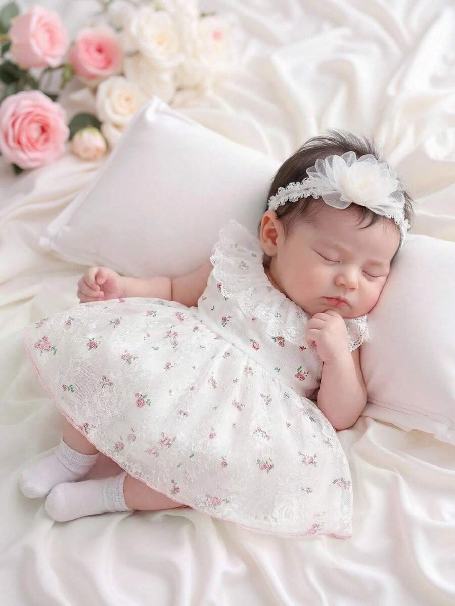 新生女宝宝白色蕾丝花领无袖连衣裙，面料柔软舒适，后背按扣设计方便穿脱，可爱甜美的公主风，适合0-9个月的女宝宝，可用于洗礼、拍照、婚礼等场合。 - 白色 - 查看 1