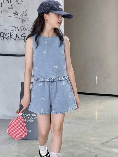 Bộ 2 món cho bé gái tuổi teen: Áo hai dây và quần short denim xanh, màu trắng có nơ trang trí và viền bèo nhún.