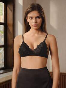 女士黑色法式深V三角杯轻薄文胸，配有可调节肩带 - 黑色 - 查看 3