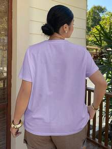 Dazy Plus Camiseta de manga corta blanca holgada con cuello en V y patrón bordado para el verano - Morado - Ver 4