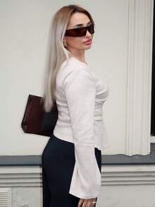 salliqueen Áo thun nữ dài tay dáng ôm, xếp ly cổ chữ V sâu, tay loe, viền bất đối xứng, eo đi làm thời trang, áo cánh thu/đông, áo xếp ly thanh lịch cho nữ - Màu be - Xem 4