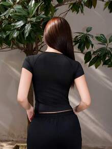 Bris Aura 运动型女式夏季修身短袖 T 恤，带字母印花和插肩袖设计 Y2k - 黑色 - 查看 2