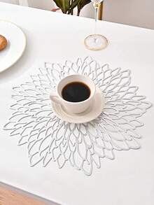 SHEIN 4件套优雅银色镂空花朵PVC餐垫，耐热防滑易擦拭，是婚礼、派对、节日餐桌装饰的完美之选，适用于家庭厨房、餐厅、宴会、圣诞节、感恩节和户外野餐。 - 銀色 - 查看 2