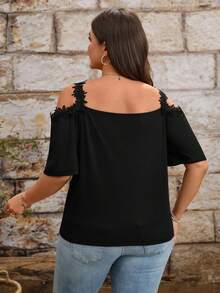 SHEIN LUNE CURVE Camiseta casual de diario con cuello en V y ribete de encaje para mujer de talla grande - Negro - Ver 2