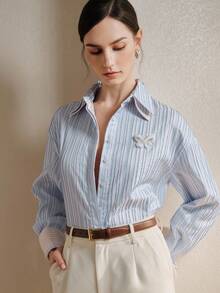 Anewsta 春秋新款都市休闲纹理条纹撞色蝴蝶装饰翻边 Polo 领长袖女式衬衫 - 藍白色 - 查看 7