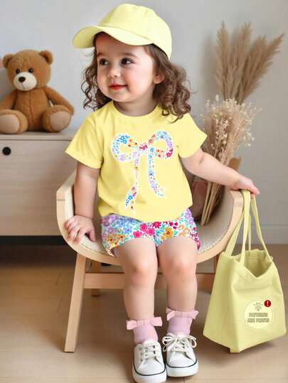 SHEIN Conjunto de camiseta de manga corta y leggings con cuello redondo para niña bebé, estilo casual, dulce y lindo con decoración de lazo de bailarina, estampado floral ditsy, amarillo, adecuado para uso diario en primavera/verano, a juego con hermanas, vacaciones, estilo Y2K, rosa, nuevo estilo de otoño, moda de regreso a la escuela, moda asequible, conjuntos de fin de semana JP, conjuntos de verano AU, conjunto de Pascua de estilo dulce para niñas bebé