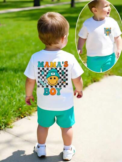 Set de 2 piezas de camiseta de manga corta y pantalones cortos casuales con estampado de cara de dibujos animados y patrón a cuadros "MAMA'S BOY" para niño pequeño, conjunto de ropa de verano