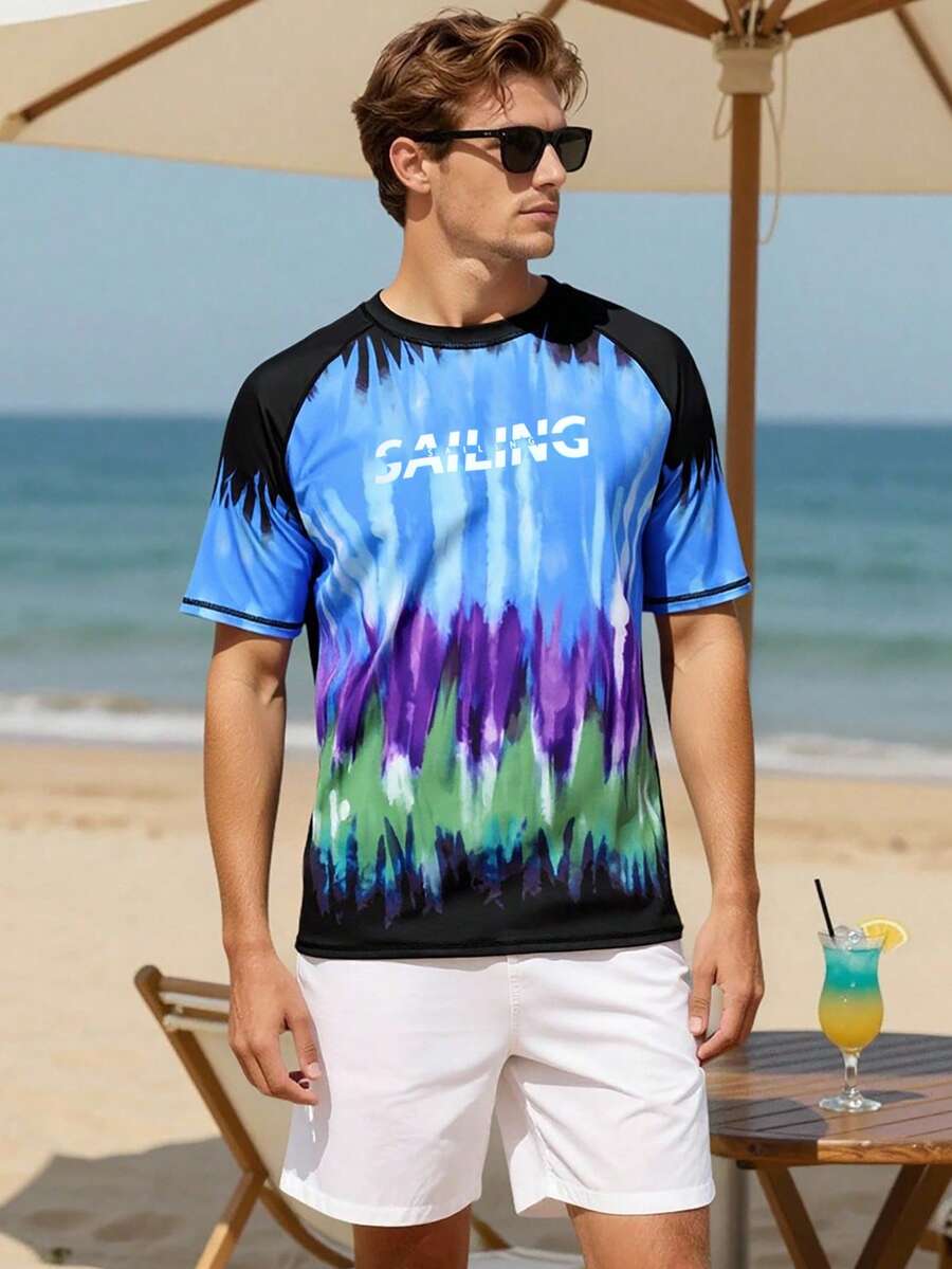 Manfinity Swimmode Camiseta de protección solar con cuello redondo y estampado gráfico para hombre, ropa casual de playa y vacaciones, ropa de crucero, camisa de surf con efecto tie-dye para hombre - Azul - Ver 1