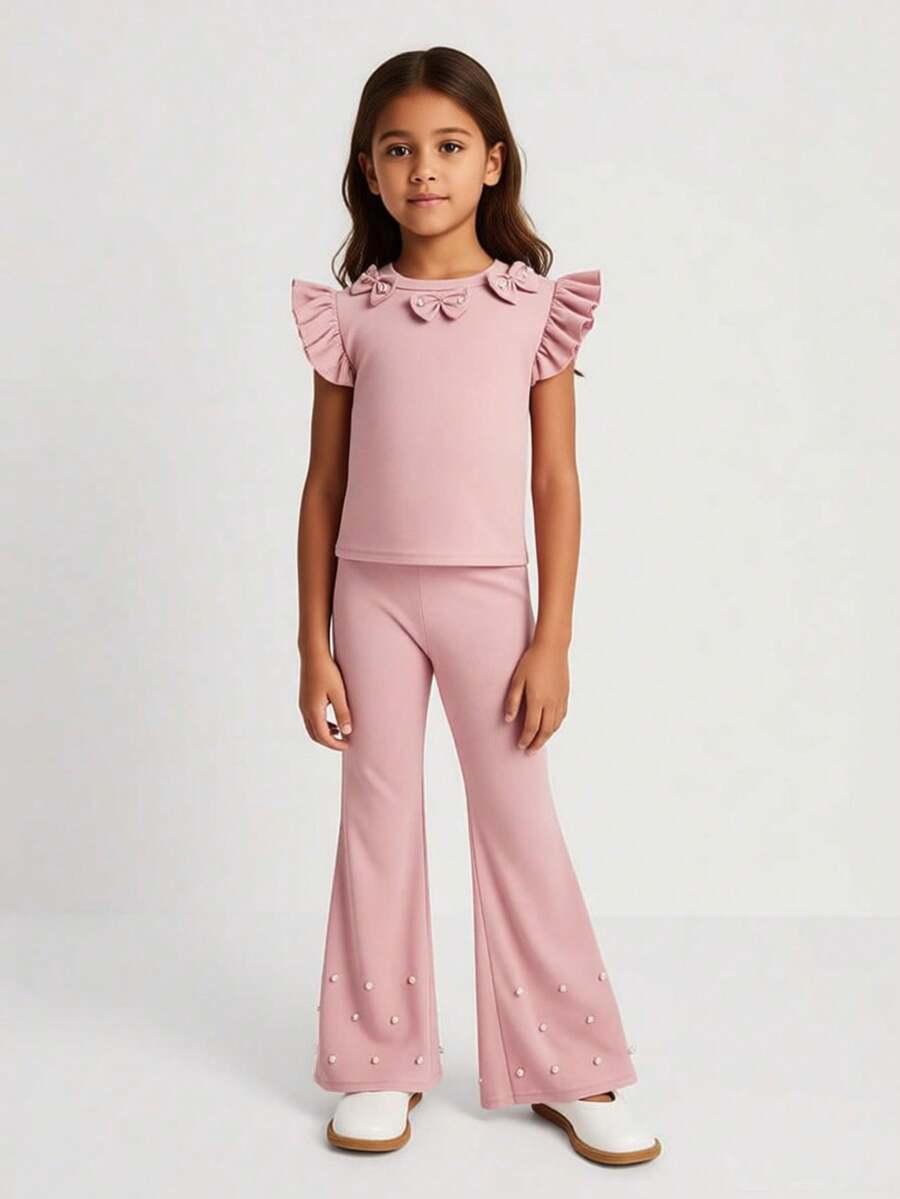 Cet ensemble se compose de deux pièces pour filles : un Top court et ajusté avec un col rond, des manches volantées et une décoration de nœud au col, le nœud étant orné de perles ; ainsi que des pantalons ajustés et évasés avec des décorations de perles aux ourlets. Idéal pour le port décontracté au quotidien en été. - Rose bonbon - Voir 1
