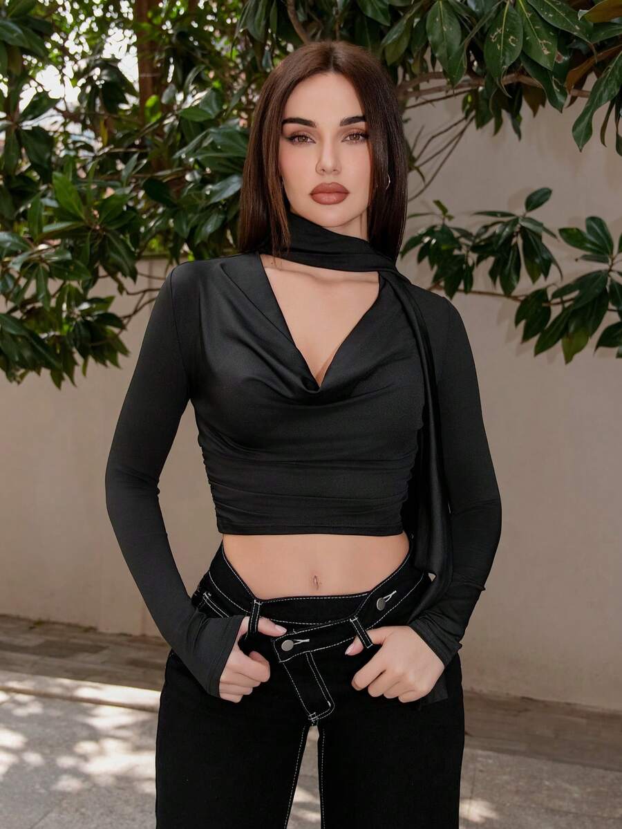 Bris Aura Atasan Wanita Minimalis Elegan Lengan Panjang dengan Kerah Berlipat dan Potongan Slim-Fit - Hitam - View 1