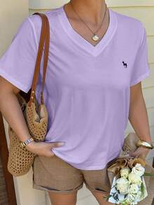 Dazy Plus Camiseta de manga corta blanca holgada con cuello en V y patrón bordado para el verano - Morado - Ver 2