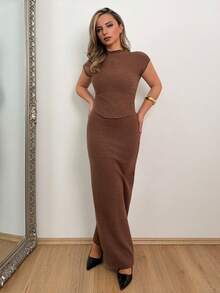 Jeta Ari Set de 2 piezas, blusa de manga corta con cuello alto en unicolor y minifalda acampanada para mujer - Marrón Chocolate - Ver 4